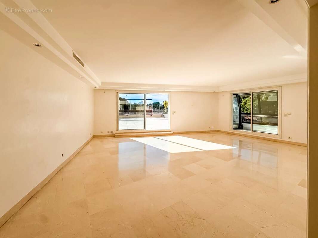 Appartement à SAINT-LAURENT-DU-VAR