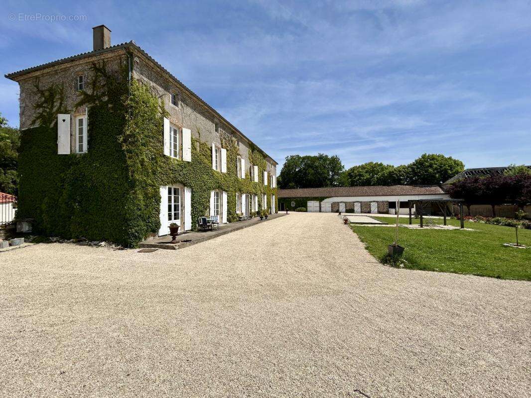 Maison à AIGRE