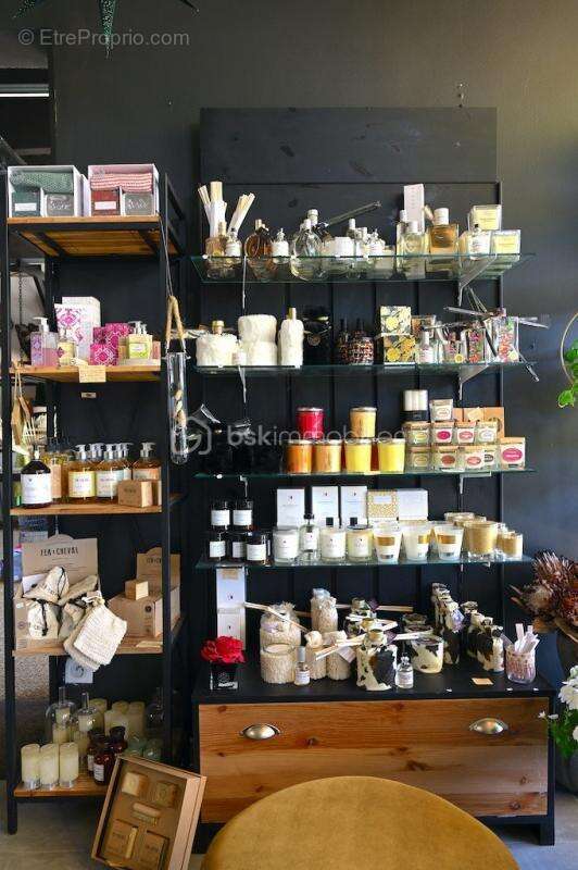 Commerce à SAINT-LAURENT-DES-ARBRES