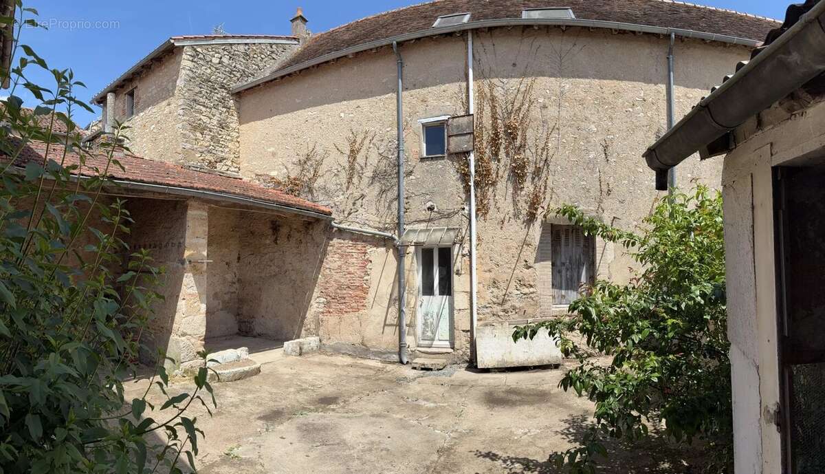 Maison de ville à rénover, dans le cœur de Montmorillon - photo 14