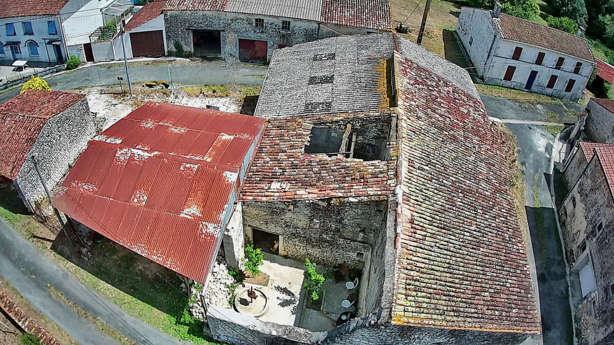 Bâtiment (ancienne maison) en cours de rénovation avec dépendances et parcelle attenante - photo 12