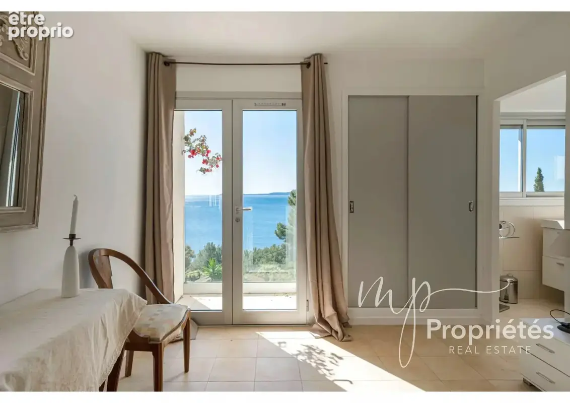 A VENDRE LE LAVANDOU AIGUEBELLE Charmante villa 192m² vue mer, piscine, garage - photo 11