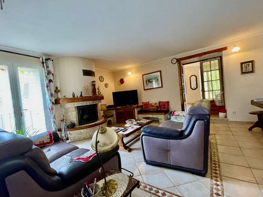 A vendre Bâtisse en pierre rénovée de 235 m² habitables et ses dépendances de 300 m2 - Terrain de 100 000,00 m² - photo 10