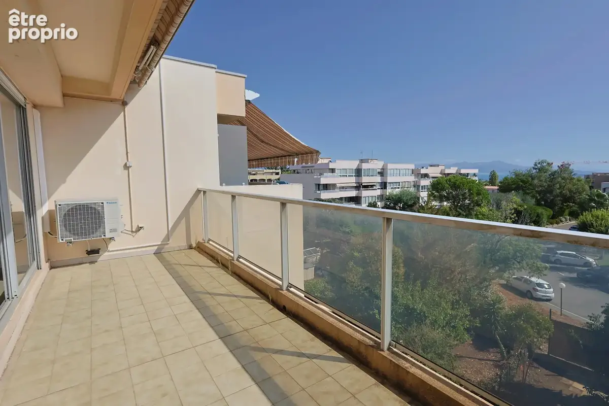 Antibes – Avenue Jules Grec – Dernier étage avec vue mer + parking - photo 8