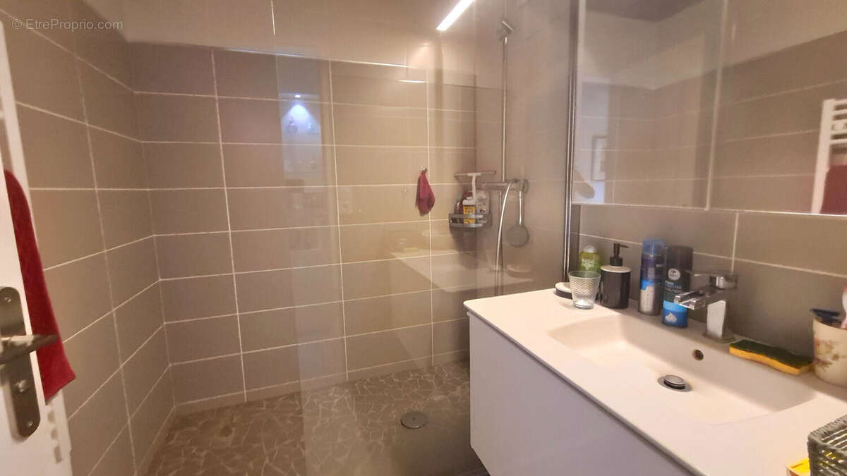 Appartement à SAINT-PRIEST-EN-JAREZ
