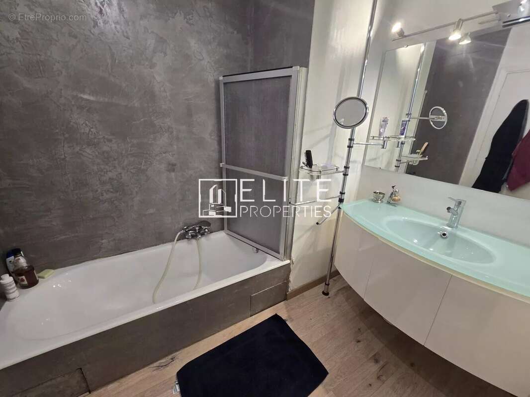 Appartement à SAINT-LAURENT-DU-VAR