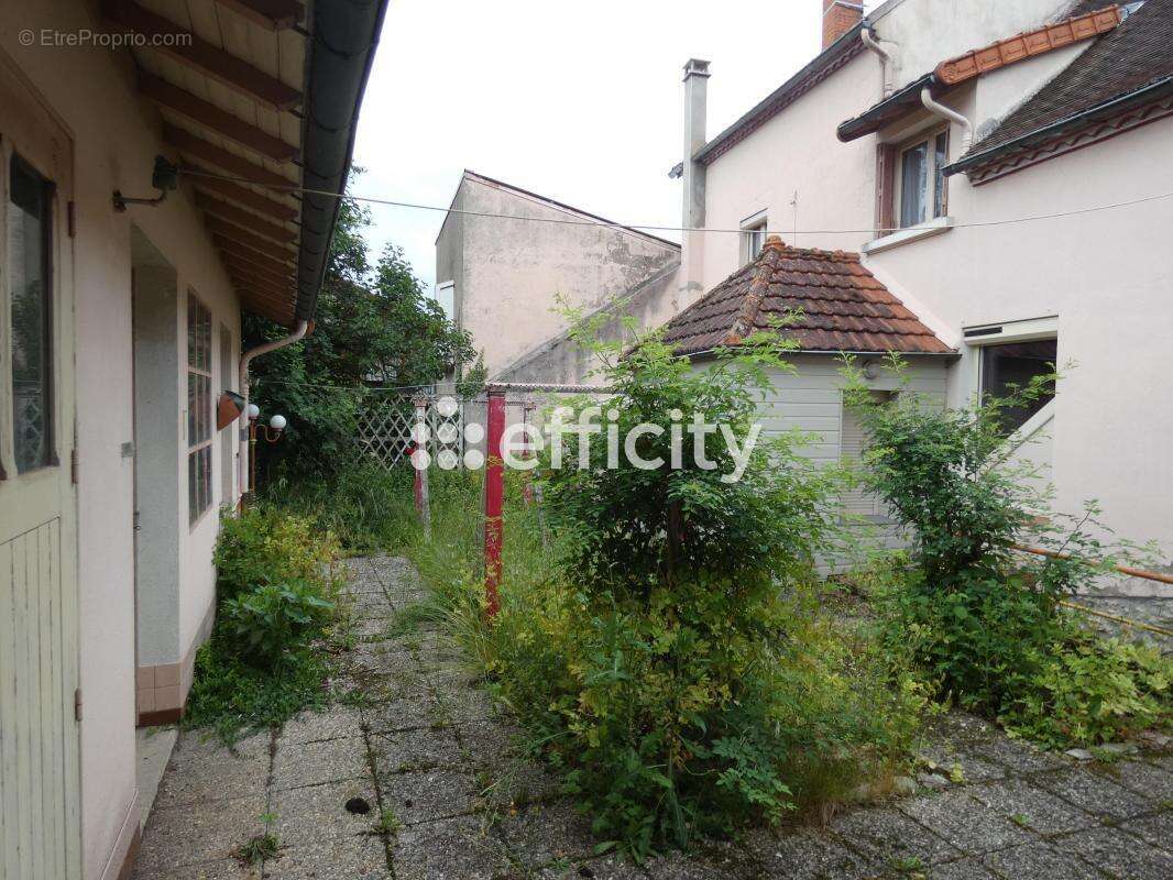 Maison à BELLENAVES