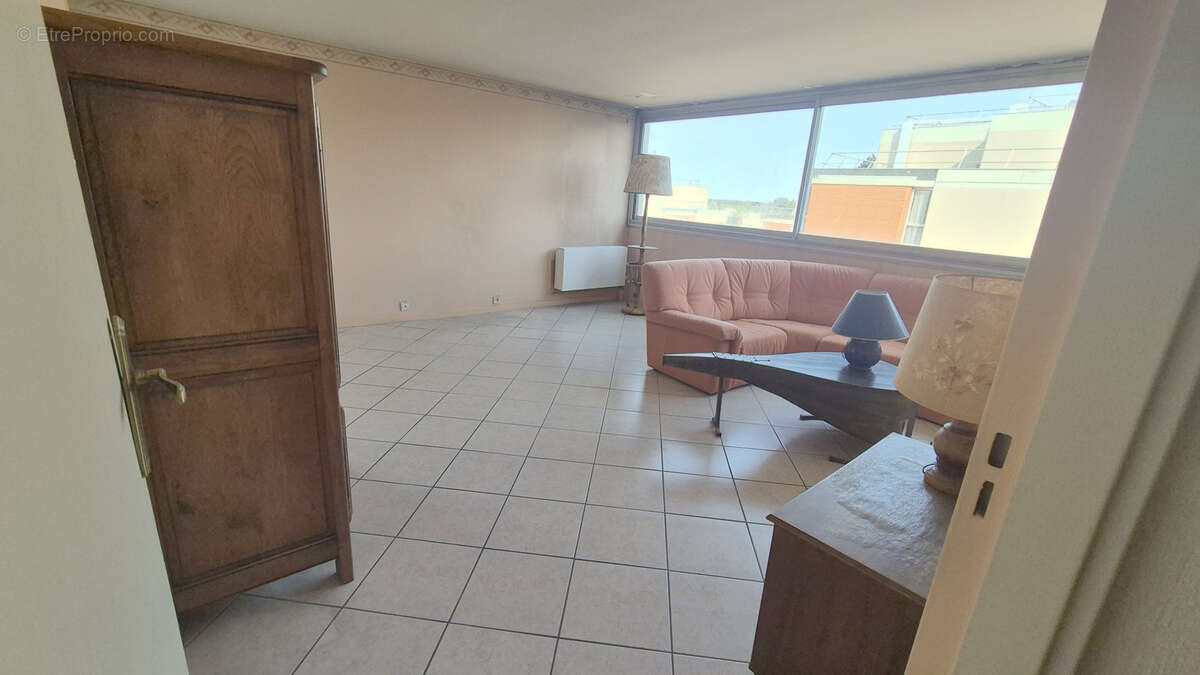 À Sucy-En-Brie, grand appartement avec terrasse balcon à acheter - photo 2
