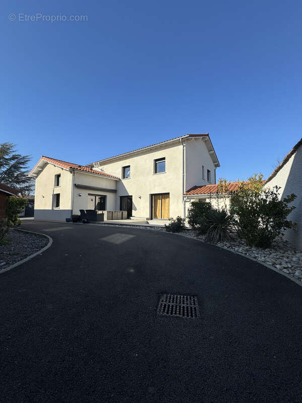 Maison à VEAUCHE