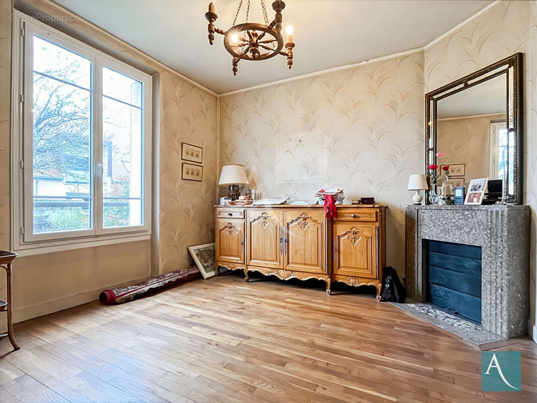 EXCLUSIVITÉ L'ADRESSE ÉTAMPES - Élégante meulière de caractère en coeur de ville - photo 5