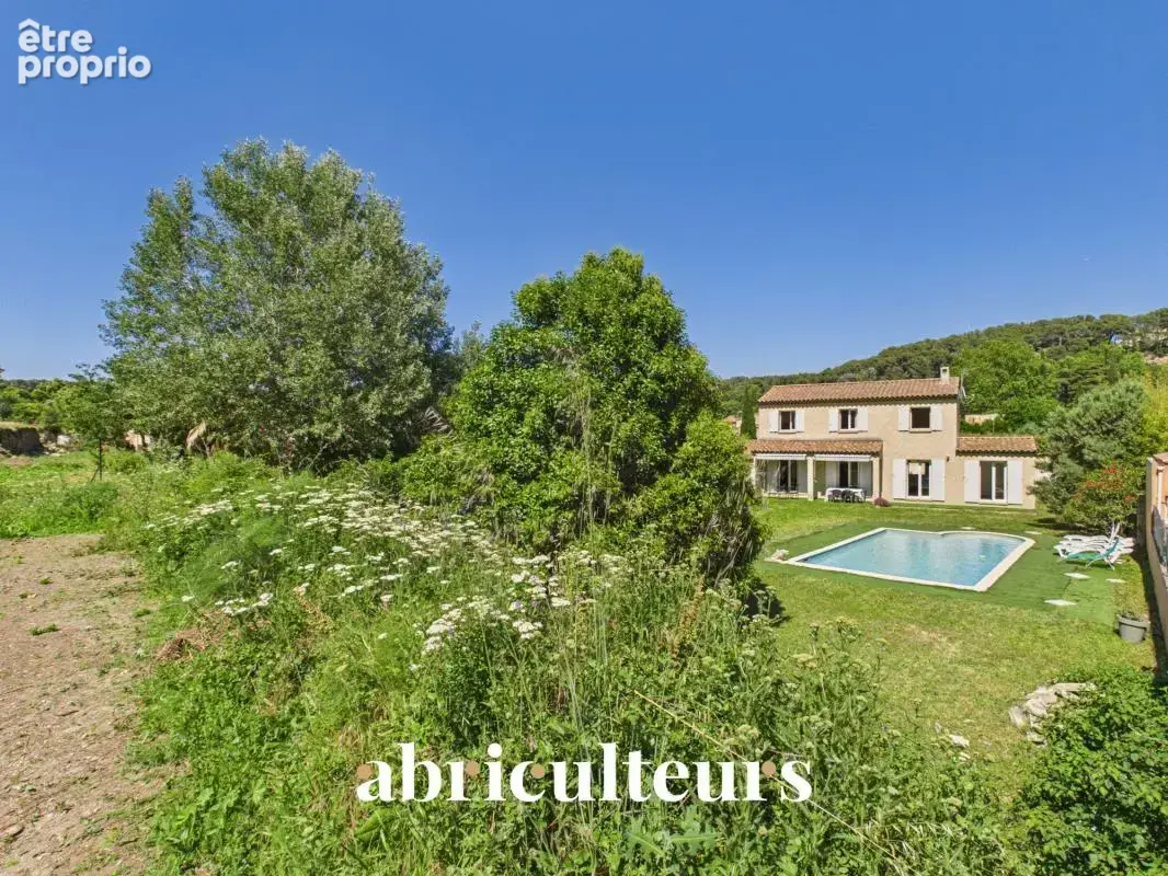 Maison familiale 5 chambres avec piscine sur terrain de 1 600 m² à Saint-Chamas (13250) - photo 2