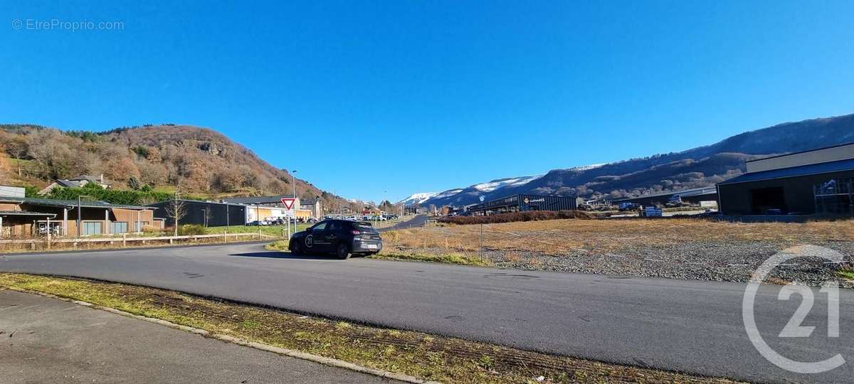 Terrain à VIC-SUR-CERE