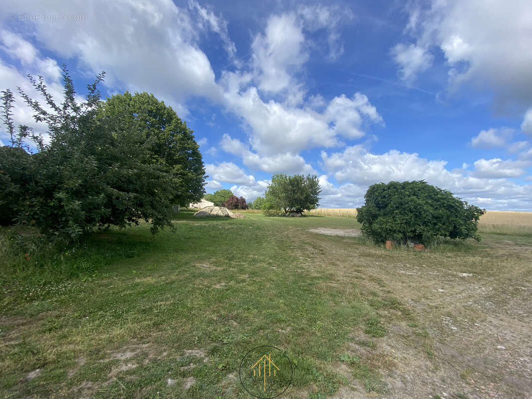Terrain constructible de 2 500 m2 à Yviers   Une belle opportunité pour votre projet ! - photo 4