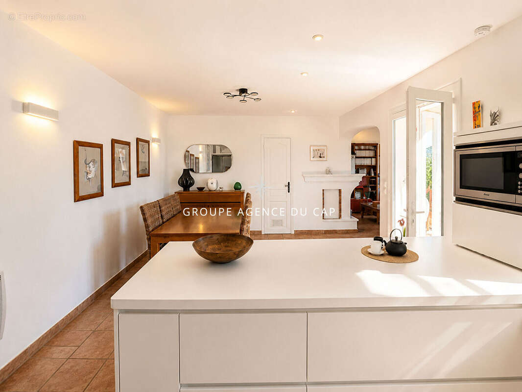 A vendre aux issambres  villa vue dégagée sur la colline 3 chambres avec piscine en bout d'impasse - photo 11