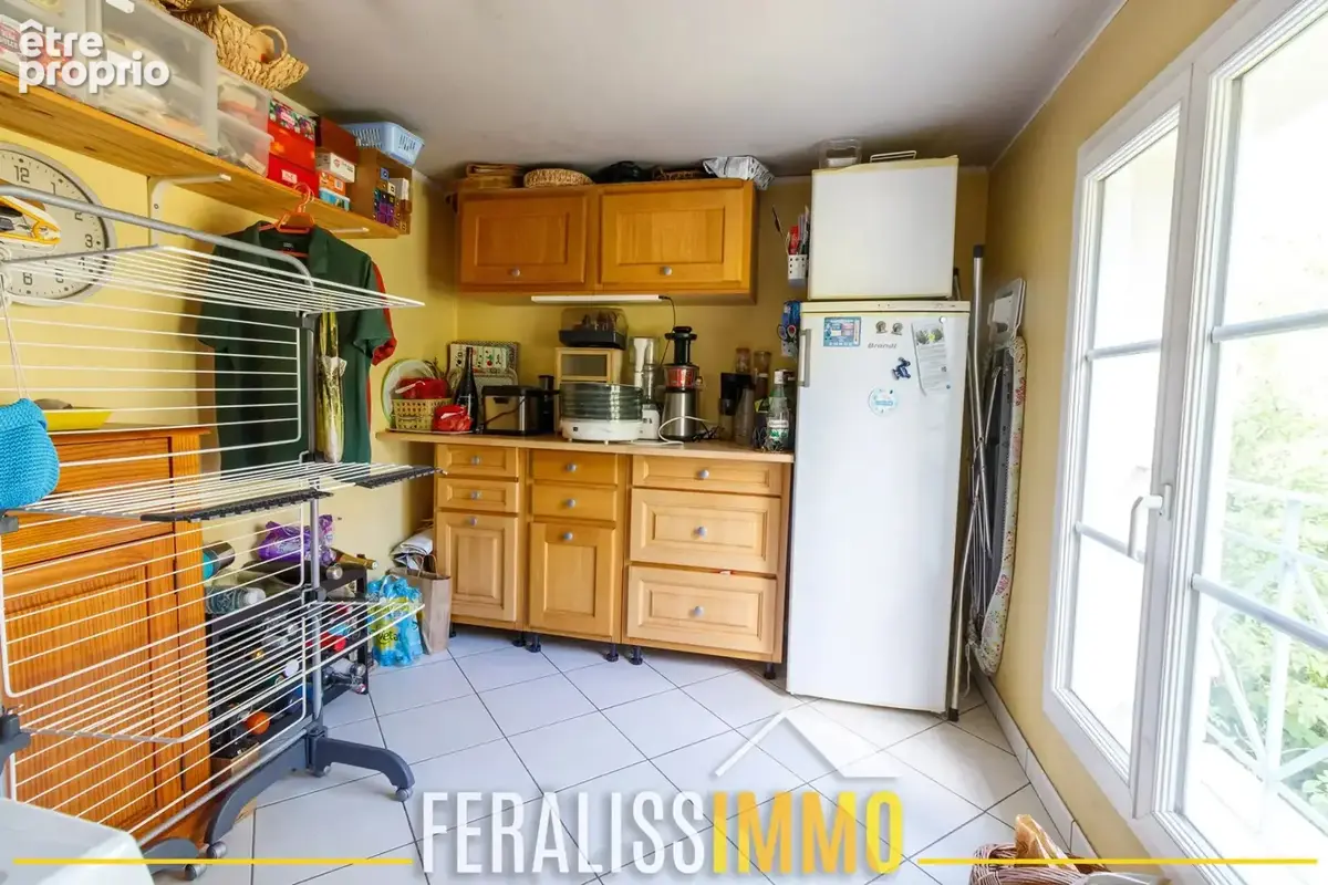 Dans un écrin de verdure, maison familiale édifiée sur sous- - photo 9