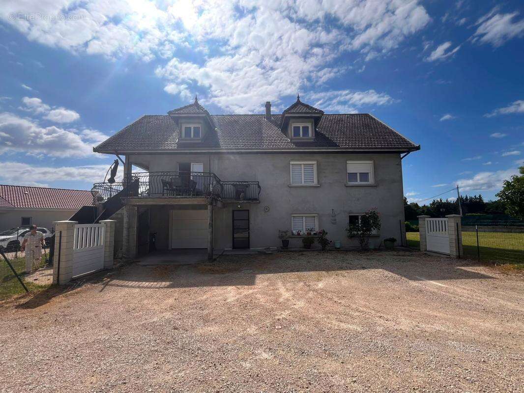 Maison à LA CHAPELLE-DE-LA-TOUR