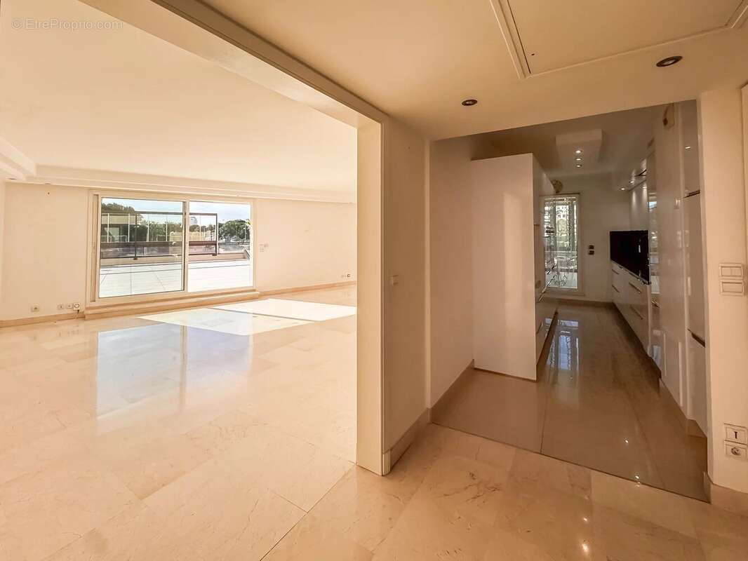 Appartement à SAINT-LAURENT-DU-VAR