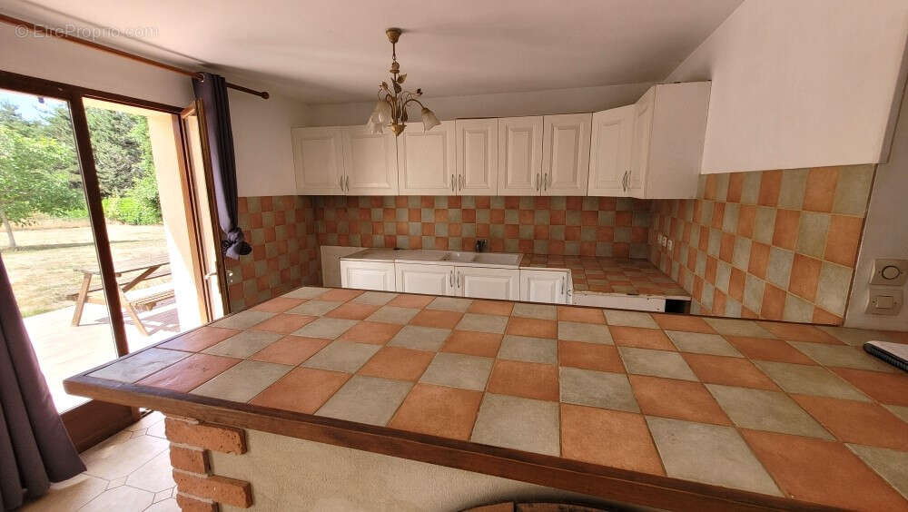 Ensemble immobilier composé de 2 logements (135 et 57 m² )  6 ch. terrain de 4480m² clos - photo 5