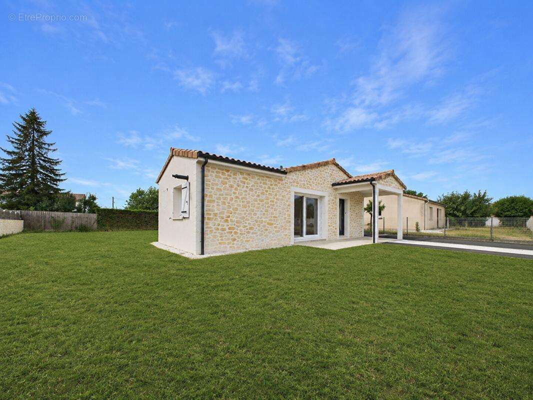 Maison à LUSIGNAN