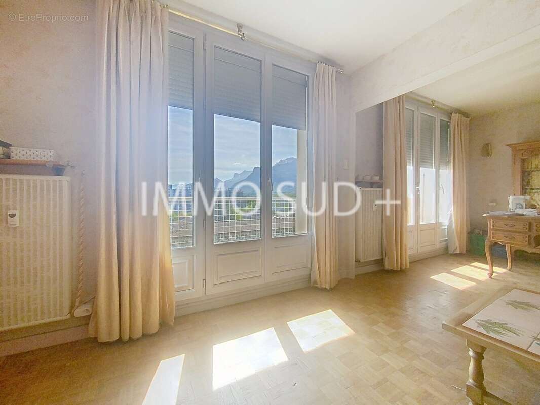 Appartement à LE PONT-DE-CLAIX