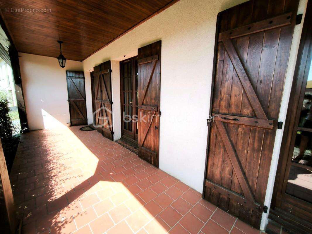 NOUVEAU PRIX – Maison familiale, volumes et terrain arboré au rendez-vous - photo 9