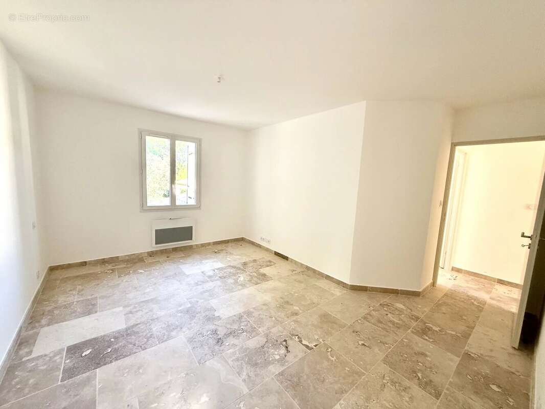Appartement à JONQUIERES-SAINT-VINCENT