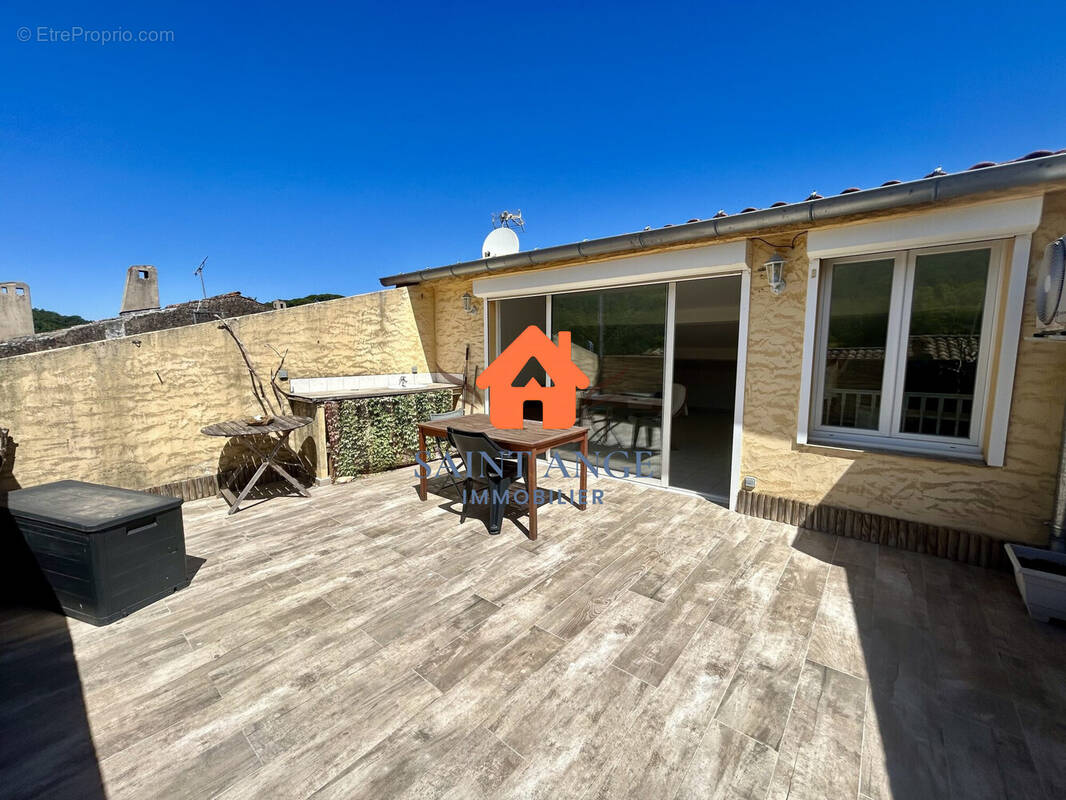 Appartement à COLLOBRIERES