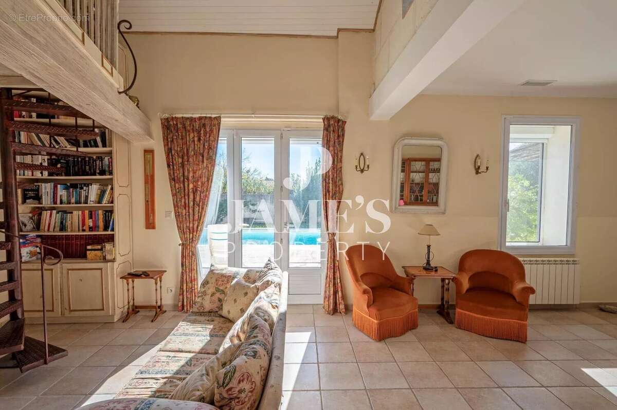 Maison à FONTVIEILLE