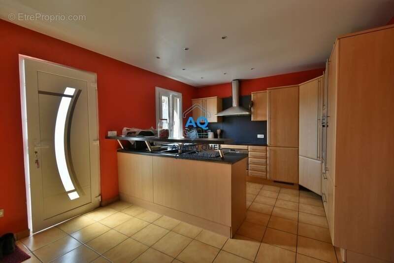 Maison familiale - 6 pièces - 164 m² de surface totale (91m² habitables) avec vue dégagée et fort potentiel – VALSERHONE (01) - photo 6
