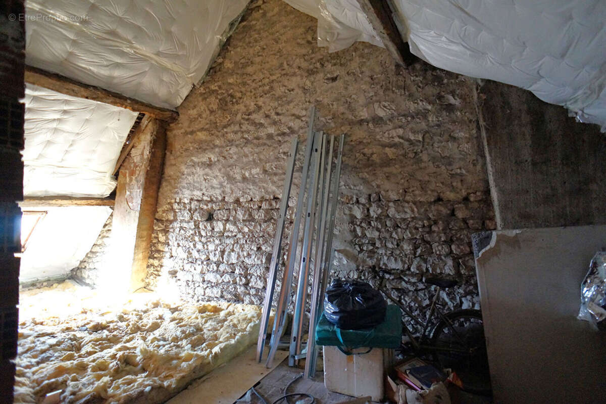 Maison à LAROCHE-SAINT-CYDROINE