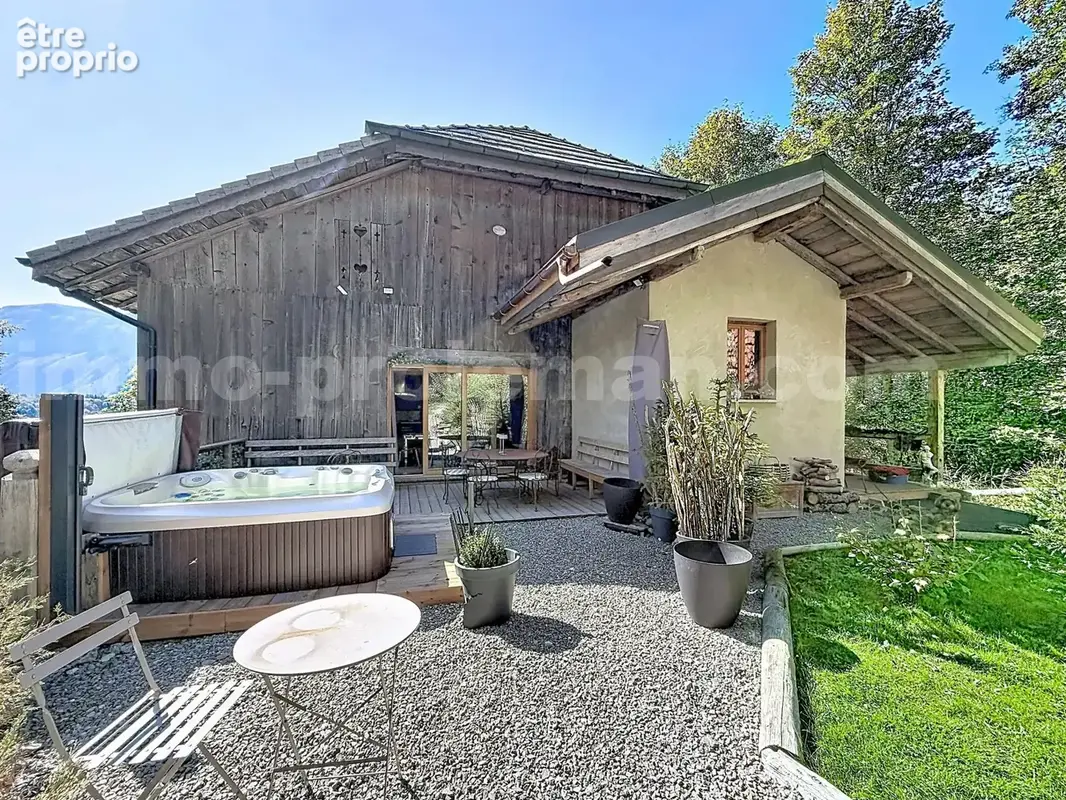 Appartement_T5_Araches_la_frasse_les_carroz_terrasse_balcon_belle_superficie_proche_prox_frontière_Suisse_direction_GENEVE_autoroutes_investissement_locatif_vente_vue_séjour_cuisine_ouverte_calme_nature