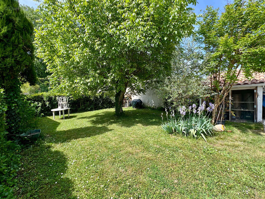 Découvrez cette agréable maison de ville entièrement rénovée récemment, offrant environ 142 m² habitables et un cadre de vie pra - photo 3
