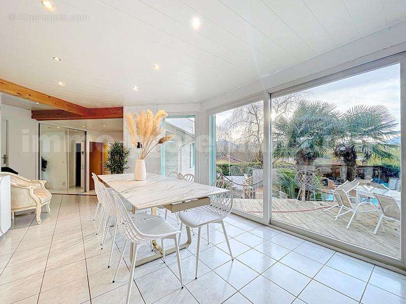 Magnifique_maison_individuelle_cranves_sales_calme_frontiere_suisse_geneve_proche_ecole_bus_ceva_piscine_ terrain_salon_sejour_salle_a_manger_ - Maison à CRANVES-SALES
