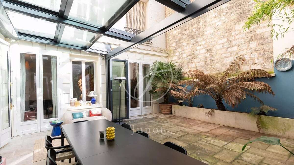 Appartement à PARIS-16E