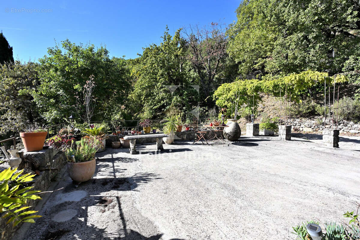 Appartement à CHATEAUNEUF-GRASSE