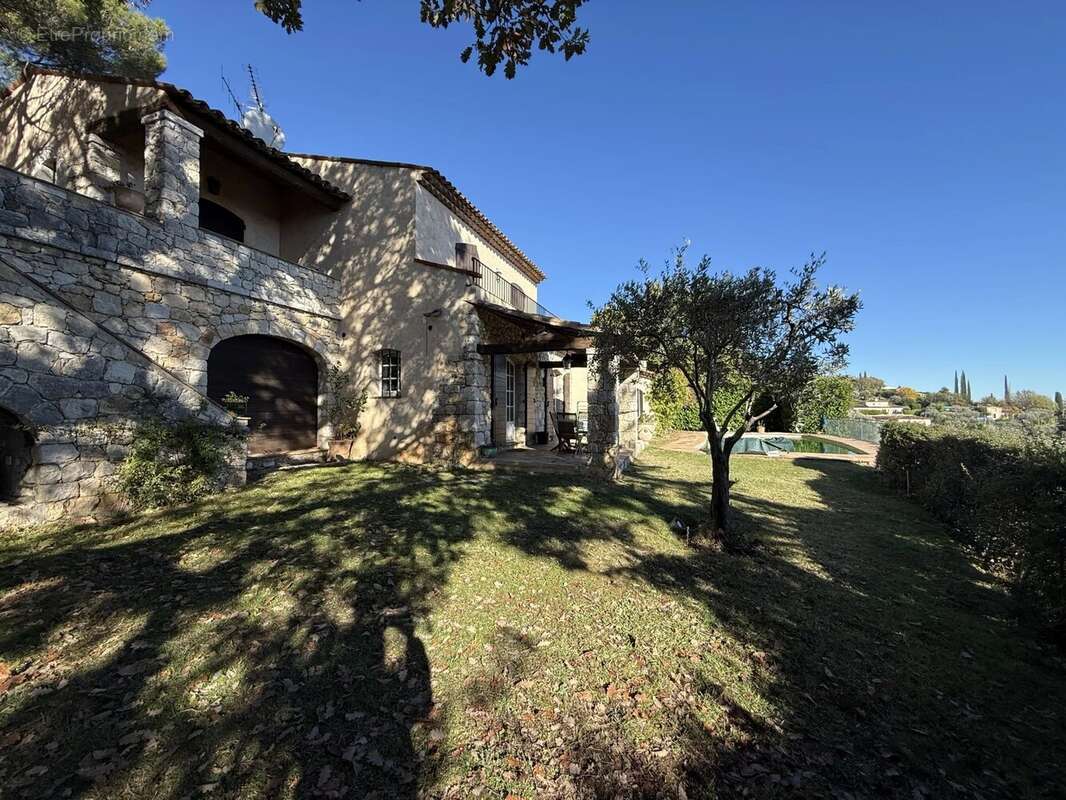 Maison à CHATEAUNEUF-GRASSE
