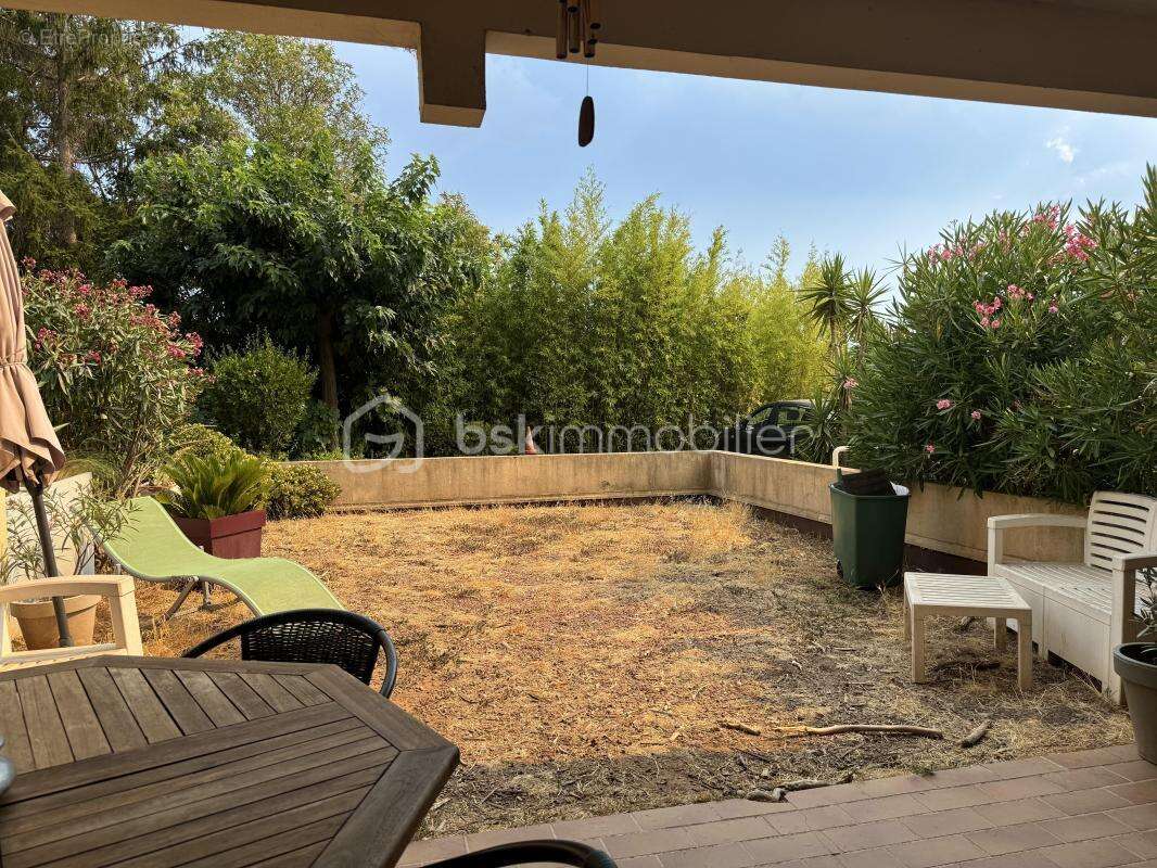 À Saint-Raphaël (83700), dans un quartier recherché, beau T3 de 59,84 m² avec terrasse, jardin privatif de 39 m², garage et cave - photo 3