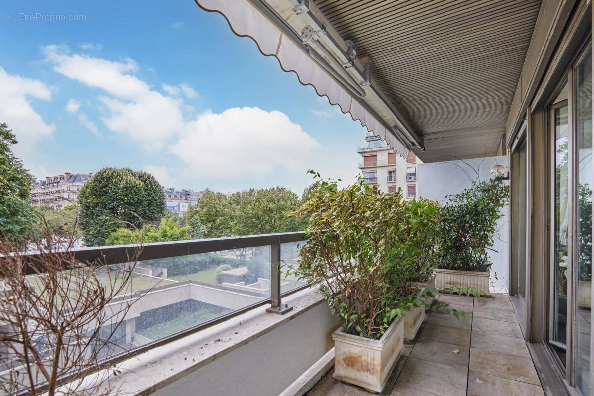 Appartement à PARIS-16E