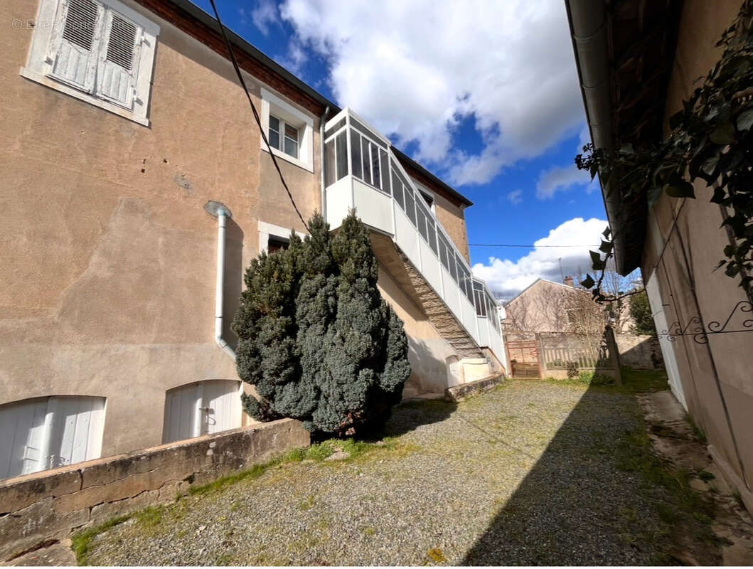 À Bourbon-Lancy (71), immeuble à vendre 105000 € - photo 2