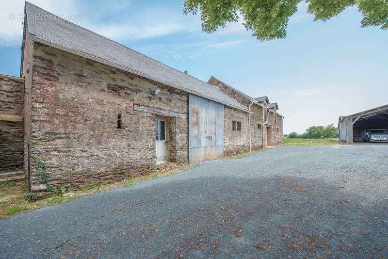 Ensemble en pierre à rénover – 340 m² de potentiel habitable – Hangar 223 m² – Terrain 3 109 m² - photo 21
