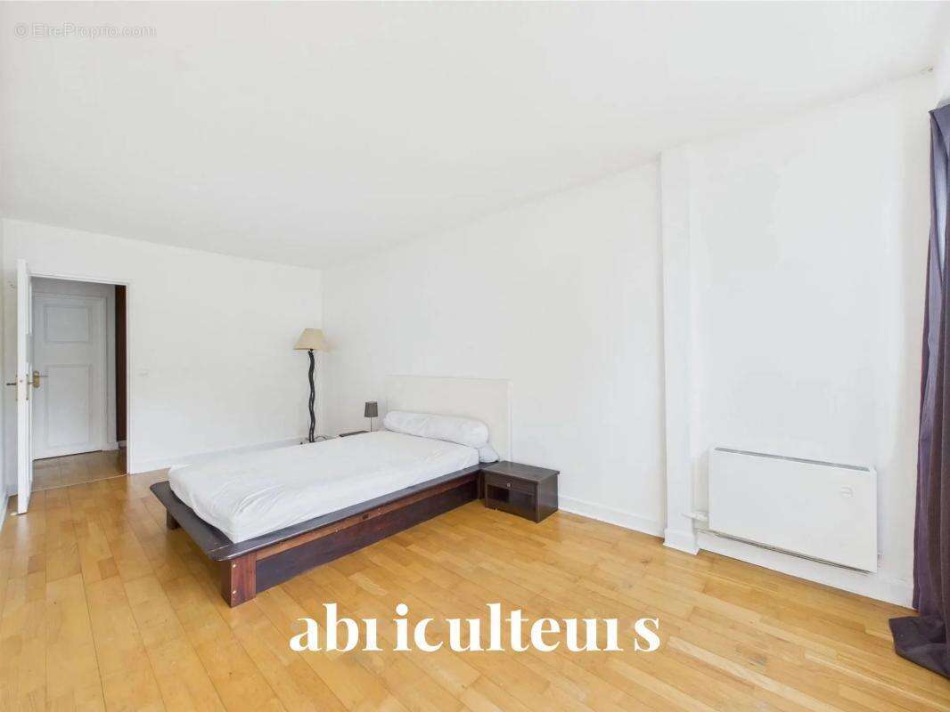 Appartement - 86 m² - Séjour lumineux avec accès balcon en vente à Courbevoie (92400) - photo 14