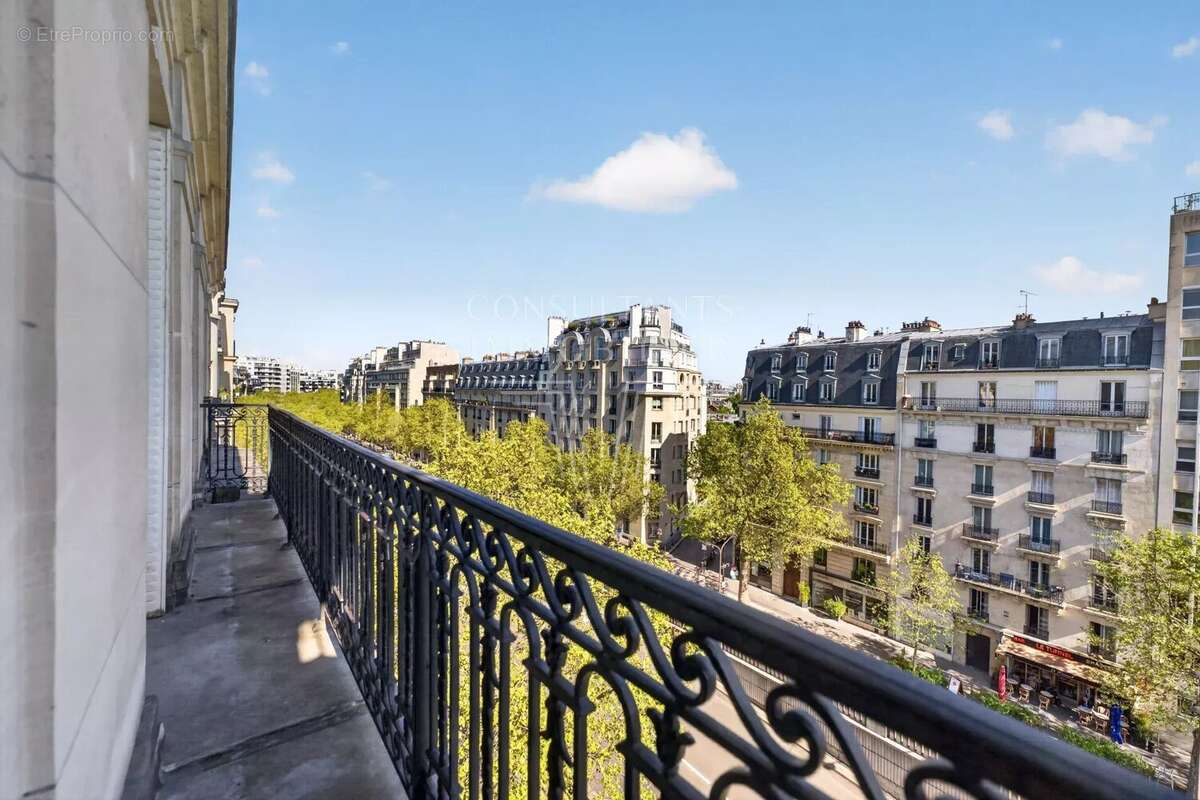 Appartement à PARIS-16E