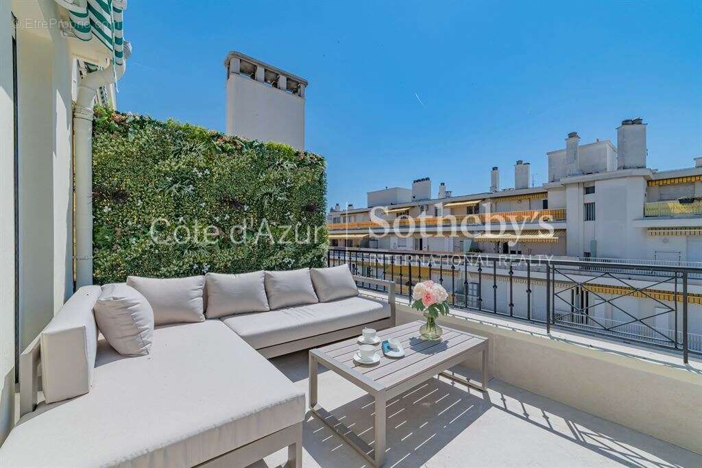 Dernier étage rénové avec terrasse au cœur du Carré d'Or - photo 5
