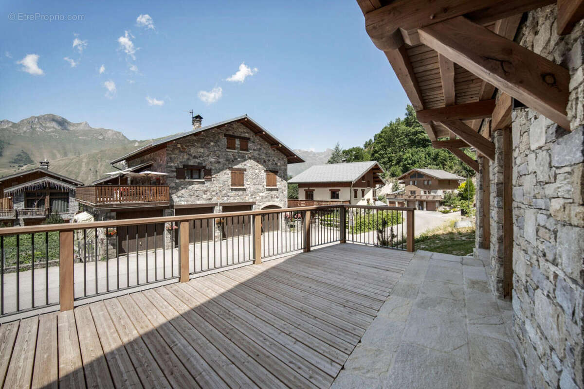 73440 SAINT-MARTIN-DE-BELLEVILLE Chalet Alpin a vendre. SH 234m². 5 chambres - photo 2