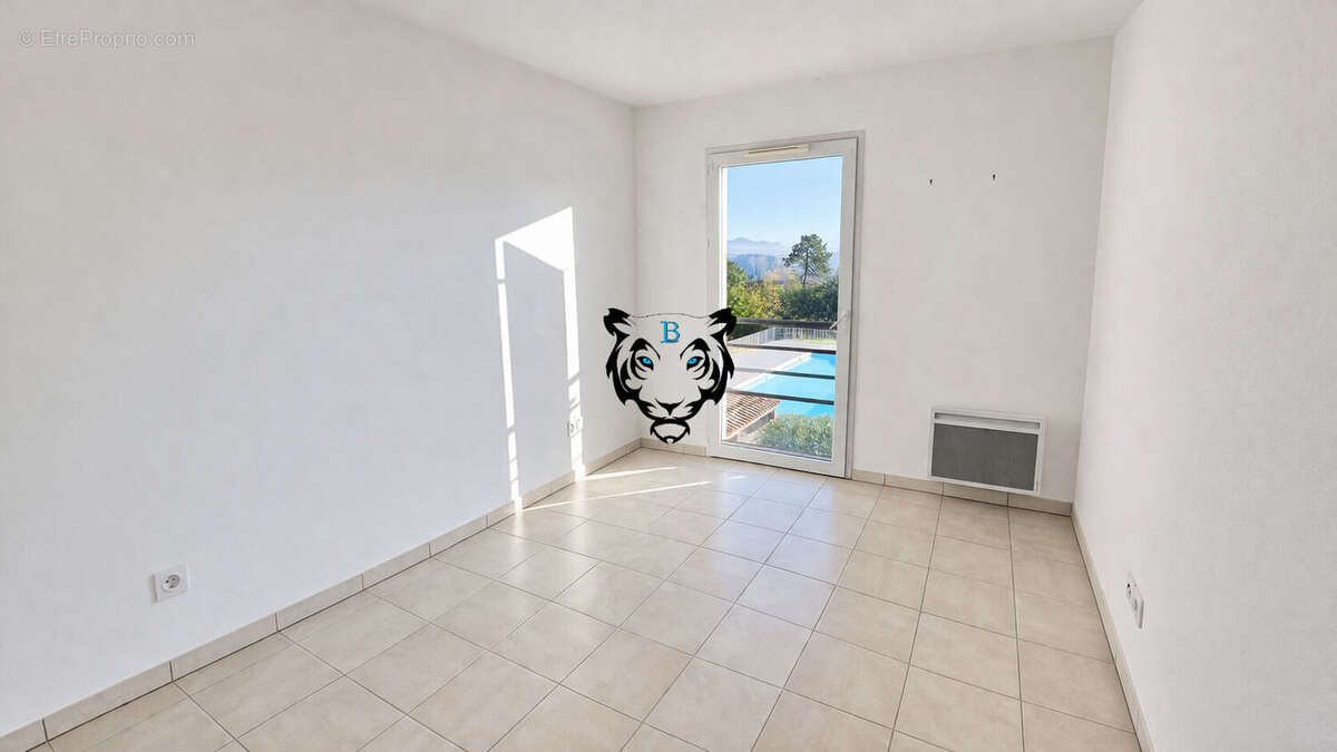 Appartement à ROQUEBRUNE-SUR-ARGENS