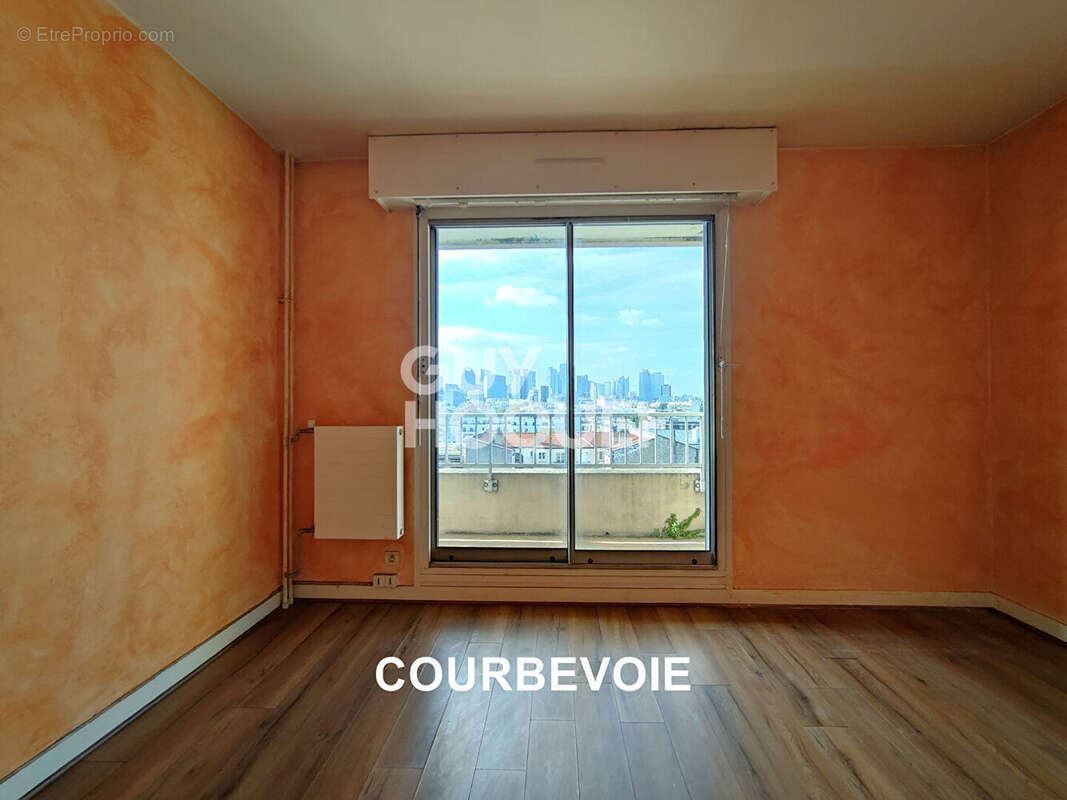 Appartement à COURBEVOIE