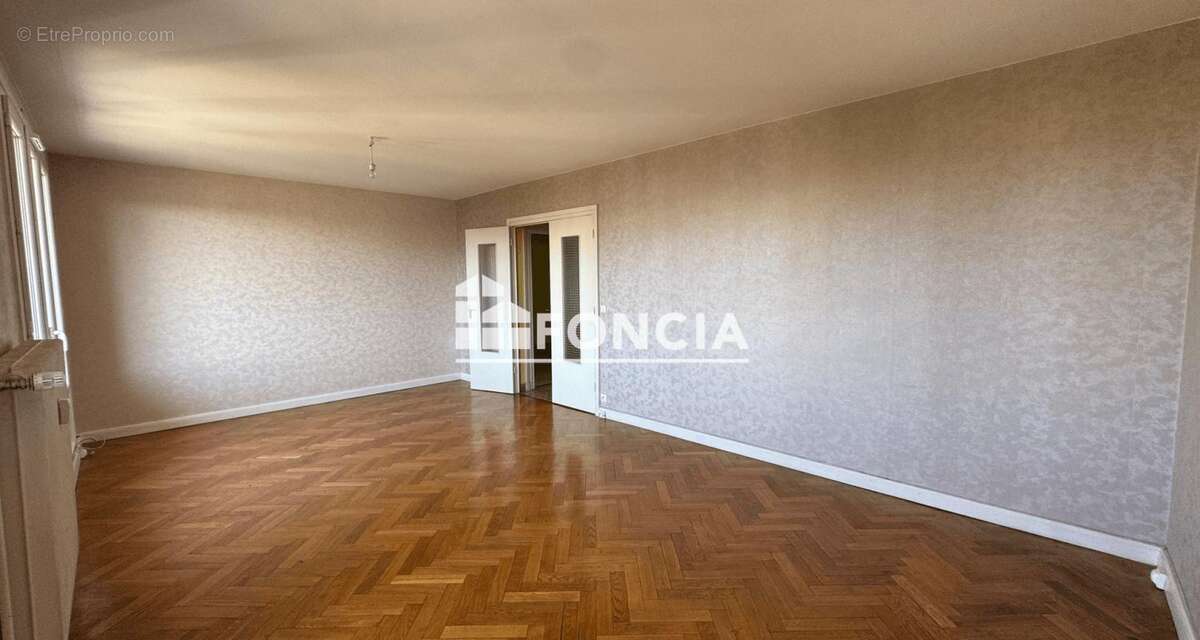 Grand T2 traversant de 60 m² au dernier étage - photo 3