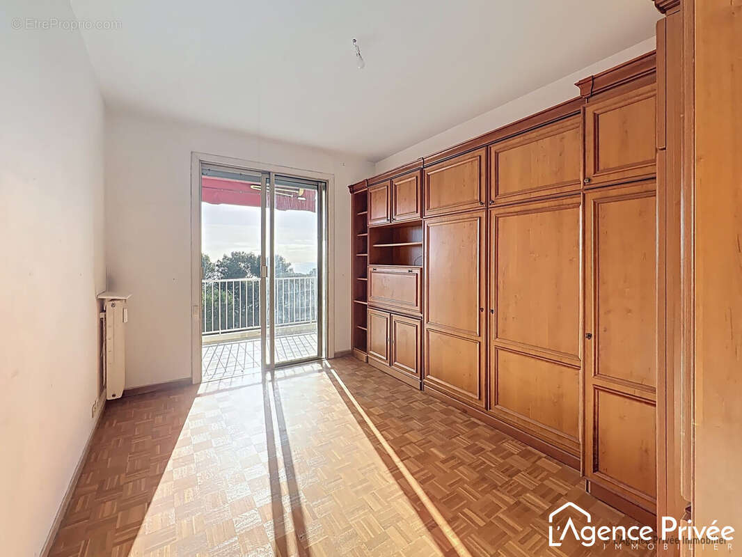 Chambre sud - Appartement à CAGNES-SUR-MER