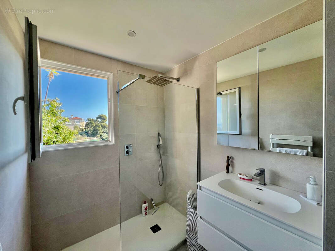 Appartement à SAINT-LAURENT-DU-VAR