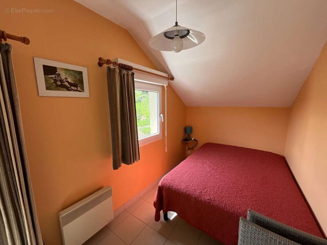 Appartement à SALLES-CURAN
